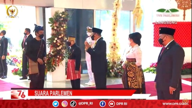 Presiden kenakan baju khas Suku Badui Luar dengan tas koja di Sidang Tahunan MPR 2021. (Foto: Dok. DPR)