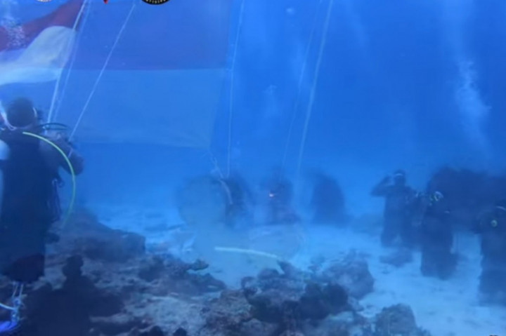 Polda Sumbar Gelar Upacara HUT ke 76 RI dari Dasar Laut