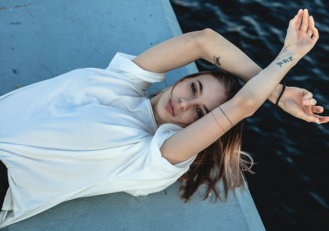 Ini Penyebab Ketiak Baju Menguning dan Cara Menghilangkannya