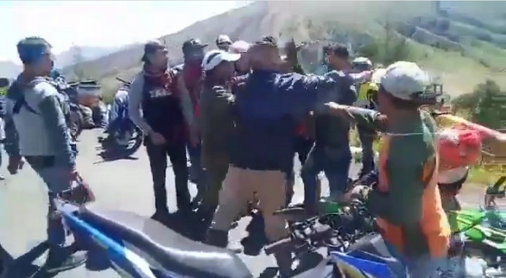 Viral Pemotor Ngotot Masuk Bromo, Menantang Petugas