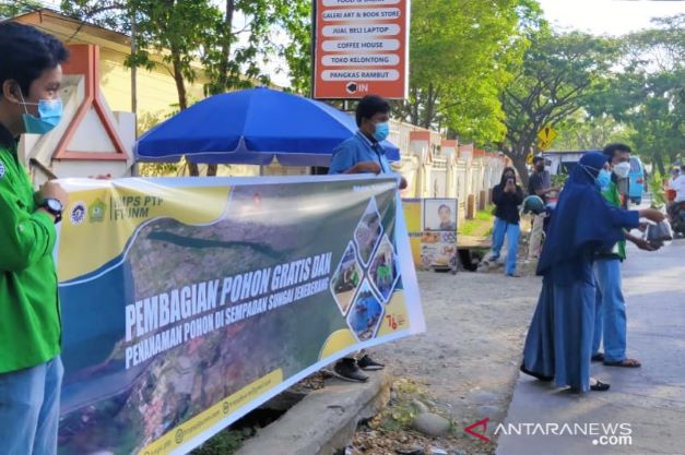 Sambut HUT ke-76 RI Mahasiswa UNM Bagikan Ratusan Pohon