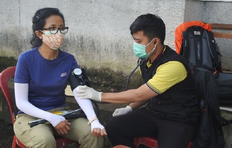 Pemeriksaan kesehatan bagi pendaki Gunung Ciremai (Istimewa)