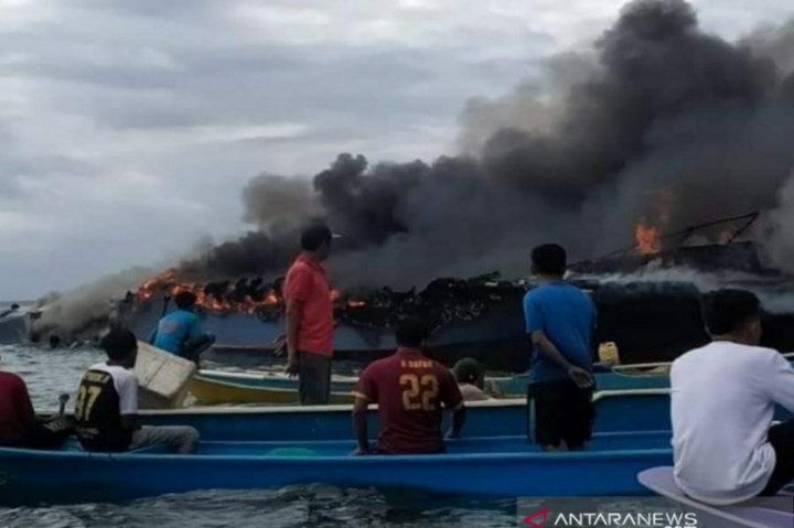 Populer Daerah, Kebakaran Kapal di Bombana Hingga Penangkapan 6 Teroris di Jatim