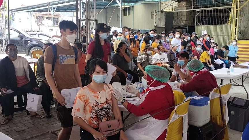 Vaksinasi di Wihara Kirti. Medcom.id/Yurike Budiman