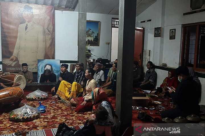 Sambut HUT ke 76 RI, Seniman Banyumas Gelar Karawitan dari Rumah