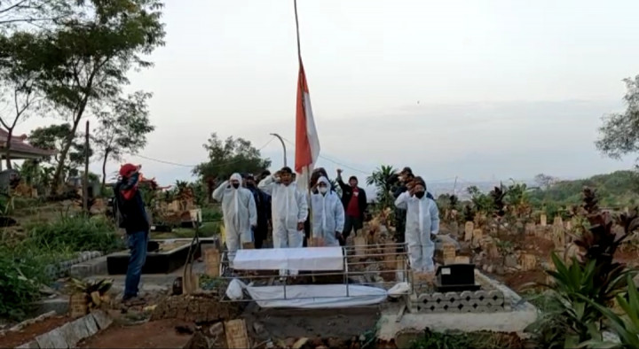 Berpakaian APD Lengkap, Petugas TPU Cikadut Gelar Upacara HUT ke 76 RI