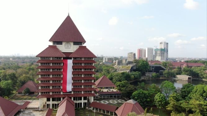 Mapala UI Bentangkan Ornamen Merah Putih Raksasa di Gedung Rektorat