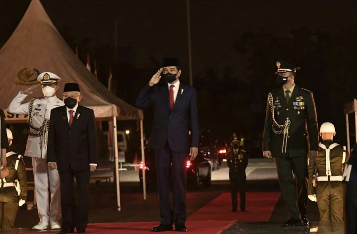 Foto: HUT ke-76 RI, Jokowi Pimpin Renungan Suci di TMP Kalibata