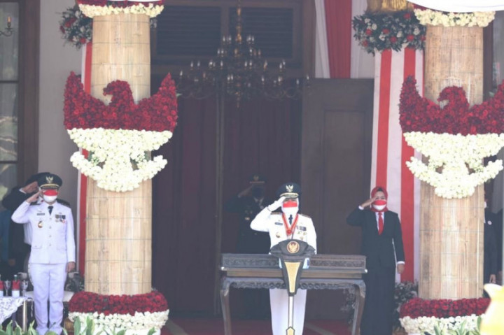 Diikuti 40 Peserta, Khofifah Pimpin Upacara HUT ke 76 RI di Jatim