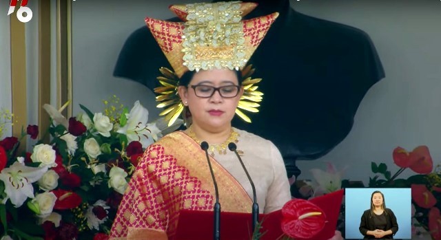 Puan Maharani memakai Pakaian Adat Bundo Kanduang dari Minang, Sumatra Barat. (Foto: Dok. YouTube Sekretariat Presiden)