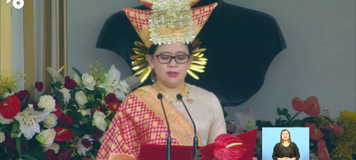 Ketua DPR Pakai Baju Adat Sumatra Barat Saat Membacakan Teks Proklamasi