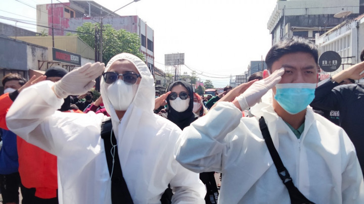Momen Warga Kota Bandung Bersikap Sempurna Saat Indonesia Raya Berkumandang