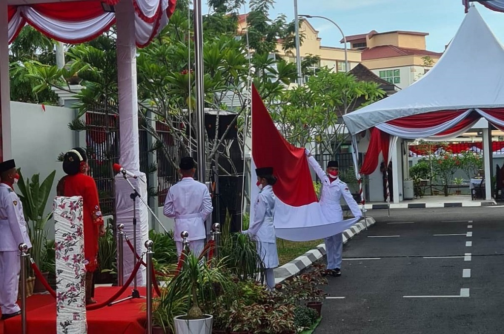 Upacara pengibaran bendera dalam memperingati HUT ke-76 RI di KRI Tawau, Malaysia, 17 Agustus 2021. (KRI Tawau)