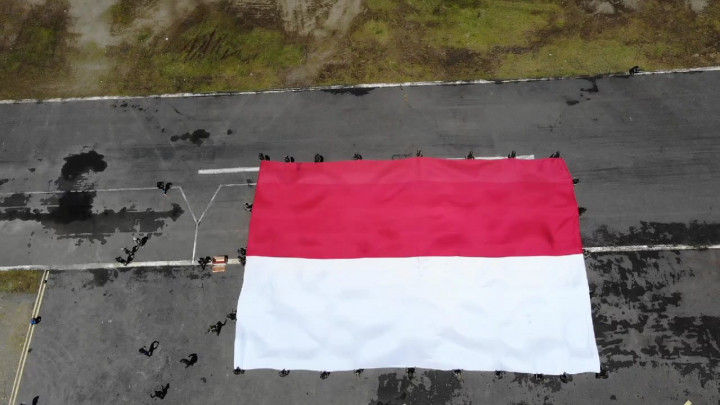 Satgas Yonif Para Raider 501 Kostrad Kibarkan Bendera Merah Putih Raksasa di  Intan Jaya Papua