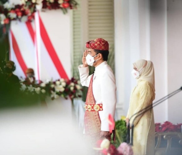 Pakaian Presiden pada Upacara Hari Kemerdekaan Biasa Dipakai Tetua Adat