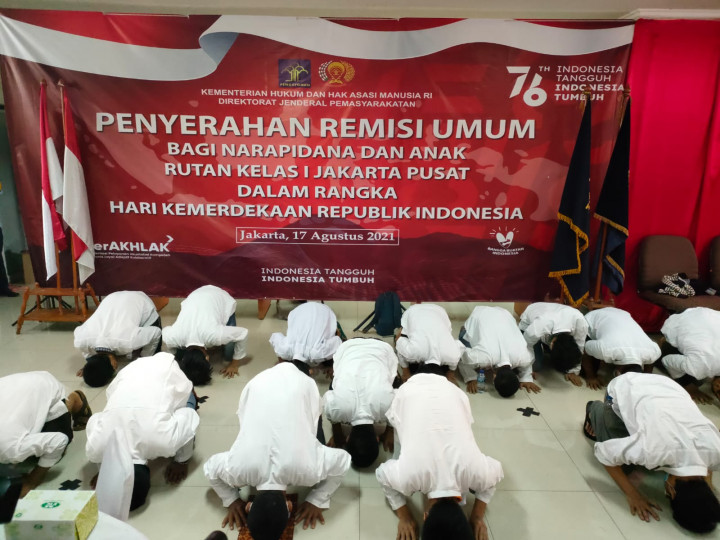 Dapat Remisi HUT RI, Napi Rutan dan Lapas Salemba Sujud Syukur