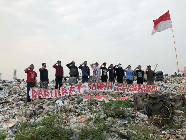HUT ke-76 RI, Aktivis Lingkungan Tangerang Upacara di Tumpukan Sampah