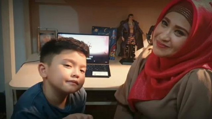 Doa Keluarga Cucu Elvy Sukaesih Ulang Tahun di Hari Kemerdekaan