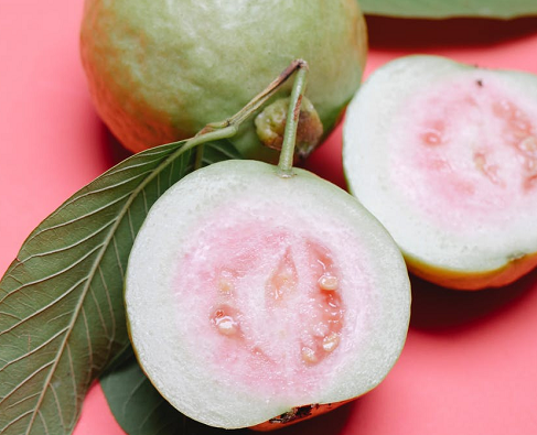 Dalam 150 gram buah jambu biji, terkandung 380 mg vitamin C. (Foto: Ilustrasi. Dok. Pexels.com)