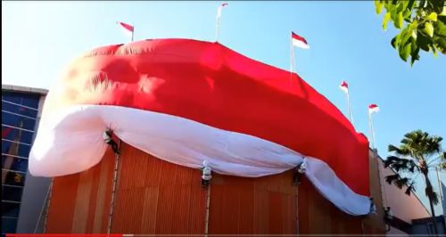 Atlet Panjat Tebing Probolinggo Kibarkan Bendera Merah Putih Raksasa