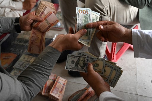Kurs afghani jatuh terhadap dolar AS. Foto: AFP/Wakil Kohsar.