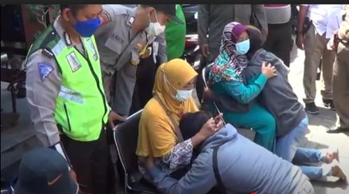 Pelaku Balap Liar di Surabaya Dihukum Menyanyikan Indonesia Raya dan Cium Kaki Ibu