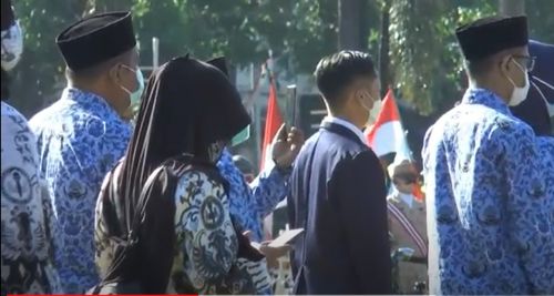 Sejumlah ASN di Situbondo Kedapatan Main Ponsel Saat Upacara HUT ke-76 RI
