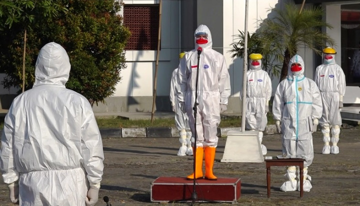 Pimpin Upacara Kemerdekaan Berpakaian Hazmat, Ganjar Pranowo Cicipi Rasanya Jadi Nakes