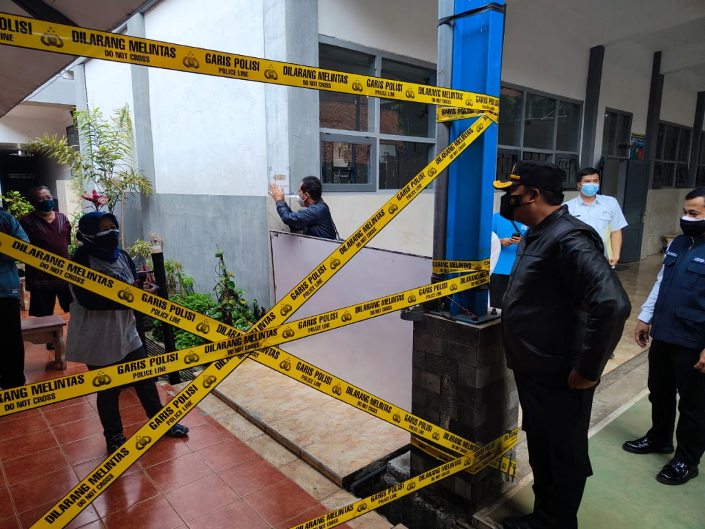  Forkopimda Kabupaten Malang mengunjungi pasien covid-19 yang menjalani isolasi di SMPN 1 Candirenggo. Medcom.id/ Daviq Umar Al Faruq