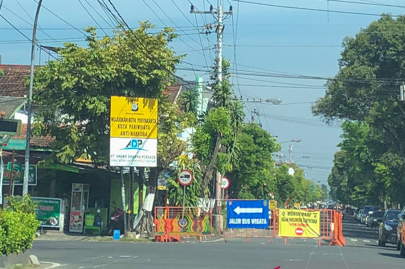 Penyekatan jalan yang diberlakukan di Jalan Kusumanegara Kota Yogyakarta, Jumat (6/8/21). (Eka AR)