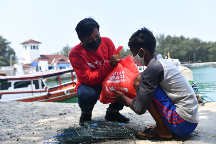 Gerakan Berbagi Sebar Ribuan Sembako ke Kepulauan Seribu