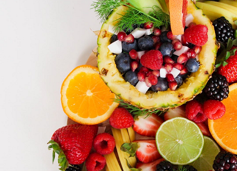 Menurut dr. Juwalita, mengonsumsi buah dalam bentuk segar, itu kita mengonsumsi sesuatu yang banyak sekali nutrisinya. (Foto: Ilustrasi. Dok. Pexels.com)