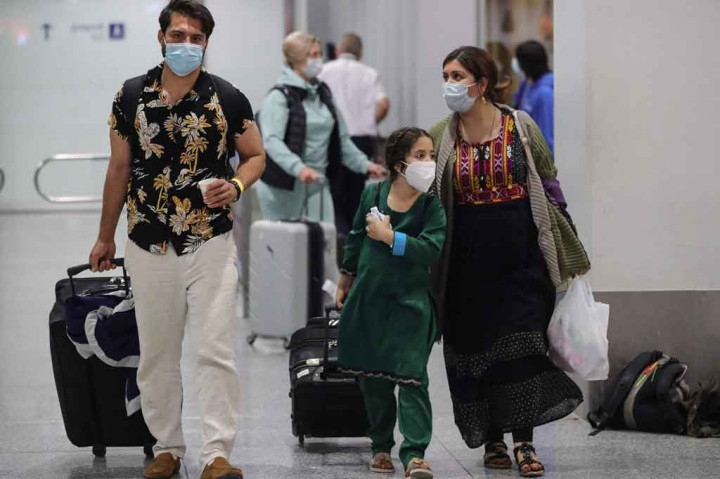 3 Foto Terpopuler: Ratusan Pengungsi Afghanistan Tiba di Frankfurt hingga Warga Australia Tinggalkan Bali