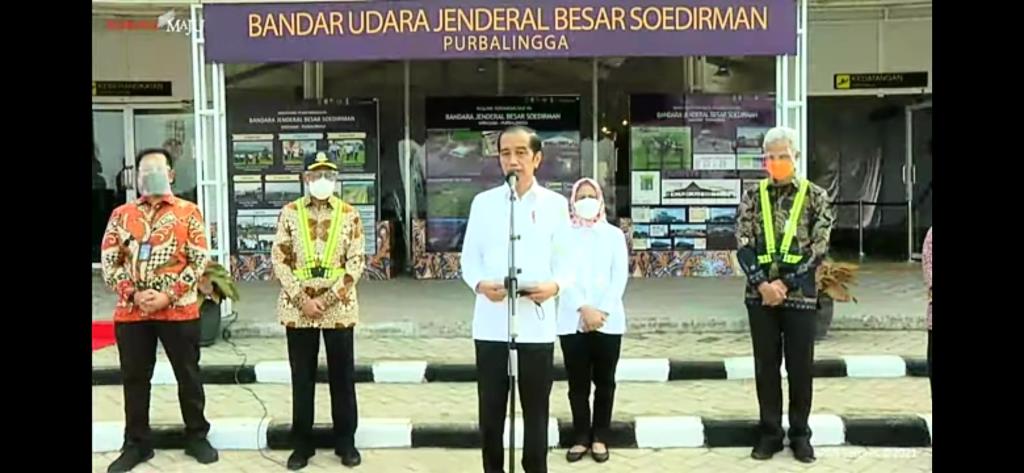 Presiden Joko Widodo memberikan keterangan pers saat meninjau Bandara JB Soedirman, Jateng, Jumat, 11 Juni 2021. Foto: BPMI Setpres