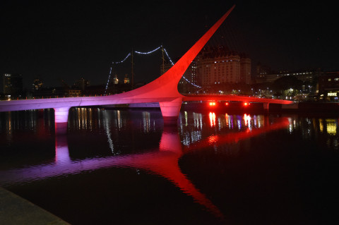 Gemerlap Lampu Merah Putih di Ikon Buenos Aires Meriahkan HUT ke-76 RI di Argentina