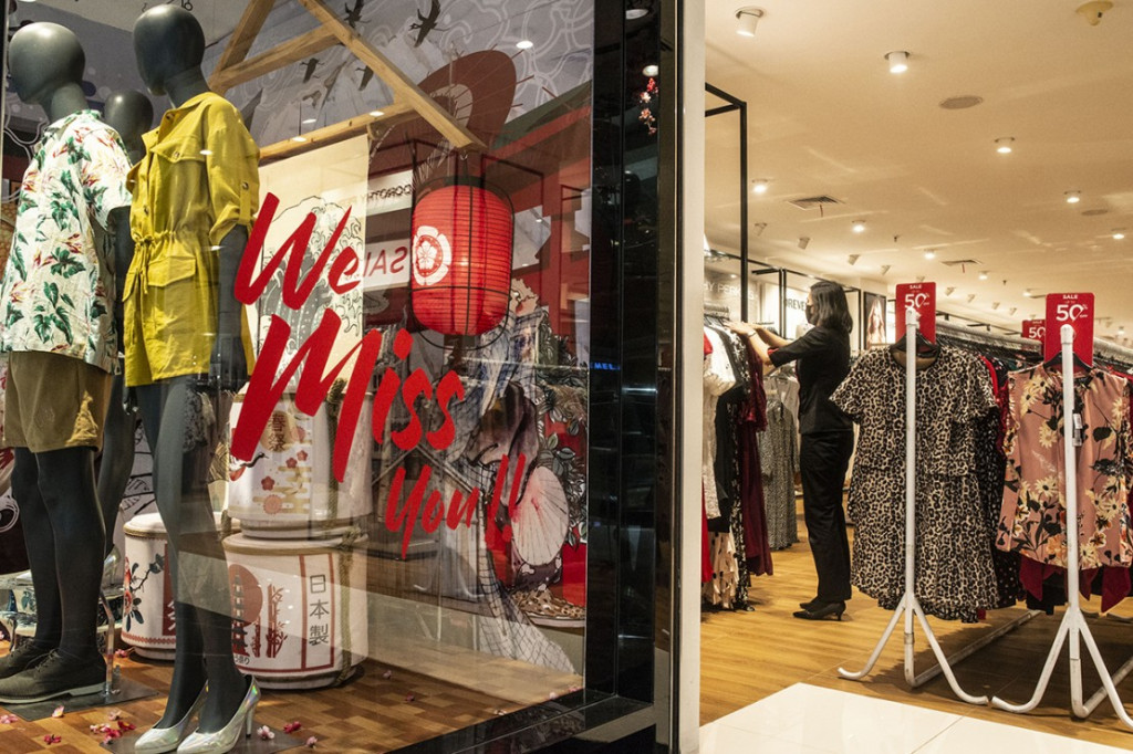 Ilustrasi sejumlah pusat perbelanjaan kembali dibuka di tengah aturan PPKM Level 4. Foto: Antara/Aprillio Akbar