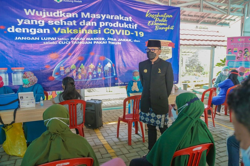 Wali Kota Bogor Bima Arya, saat memantau vaksinasi ibu hamil di Puskesmas Kedung Badak, Kecamatan Tanah Sareal, Kota Bogor, Jawa Barat, Kamis, 19 Agustus 2021. (medcom.id/Rizky D)