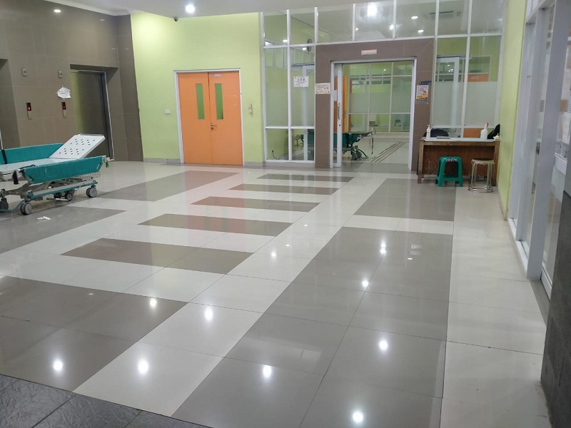 Kondisi IGD RSD Gunung Jati Cirebon yang sudah mulai terlihat sepi