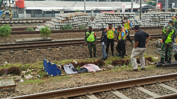 Brak! Pria Tanpa Identitas Tewas Tabrakan Diri ke Kereta di Bekasi