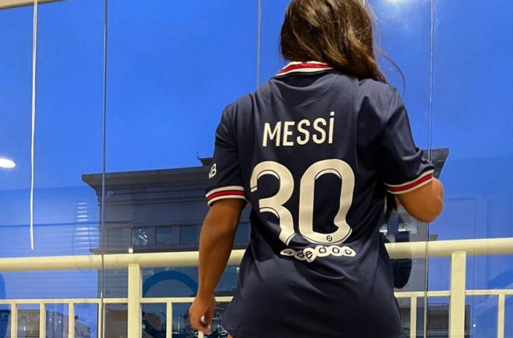 Model Panas Unggah Foto Seksi Pakai Jersey Messi, Istri Auto Blokir Instagram