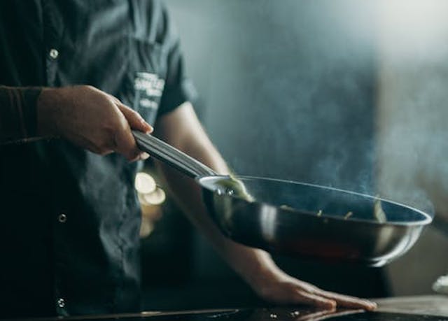 Saat arisan, tuan rumah menyiapkan beberapa makanan dan kemudian peserta lainnya membawa potluck meal untuk dinikmati bersama-sama juga. (Ilustrasi/Pexels)