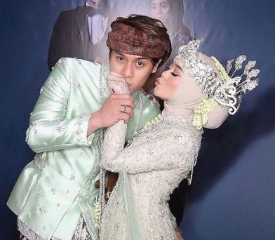 Pasangan ini mengusung Adat Sunda sebagai konsep pernikahannya. (Foto: Dok. Instagram/@leslarterkiyuut)