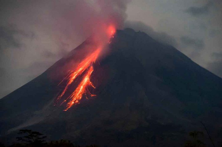 Merapi Muntahkan Awan Panas Guguran Sejauh 2 Km