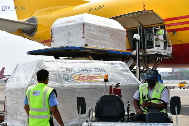 Momen Kedatangan 1,5 Juta Vaksin Pfizer di Tanah Air