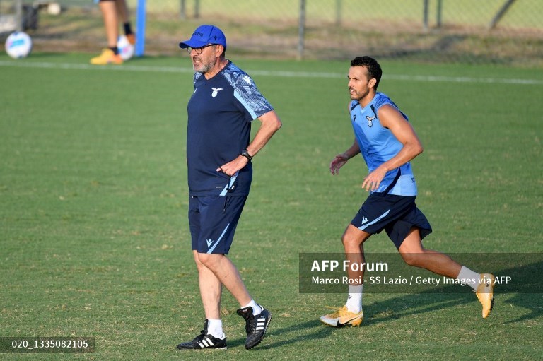 Pedro Rodriguez berlatih sambil diawasi pelatih Lazio, Maurizio Sarri (AFP/Marco Rosi)