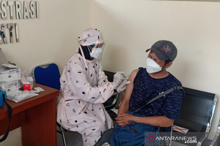 Warga Kabupaten Bekasi Mulai Disuntik Vaksin Moderna