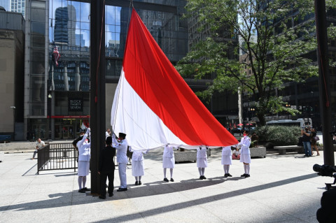 Bendera Merah Putih Raksasa Berkibar di Chicago