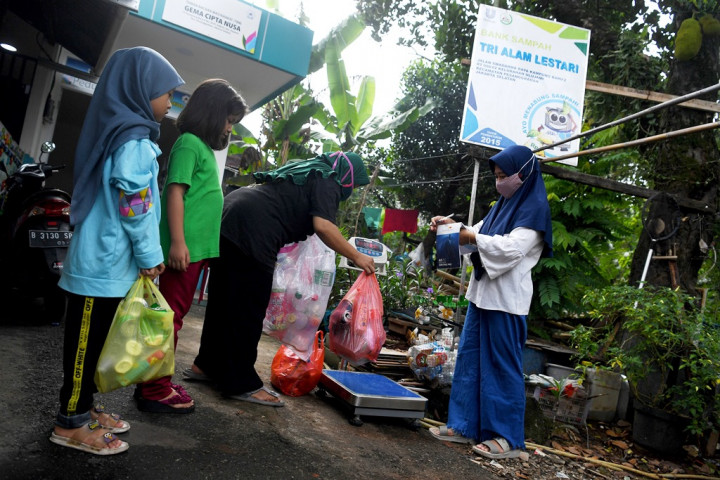 Mengumpulkan Rupiah dari Kebiasaan Pilah-pilah Sampah