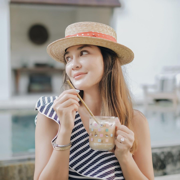 Wow! Luna Maya Pamer Cincin, Mau Nikah 26 Agustus?