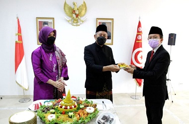 Potong Tumpeng dan Pemberian Penghargaan Warnai HUT ke-76 RI di Tunisia